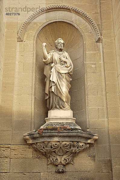 Statue an Kathedrale Saint Theodorit  Uzes  Gard  Languedoc-Roussillon  Südfrankreich  Frankreich  Europa