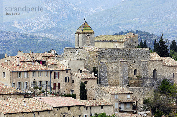 Kirche und Häuser  Aurel  Vaucluse  Provence-Alpes-Cote d'Azur  Südfrankreich  Frankreich  Europa