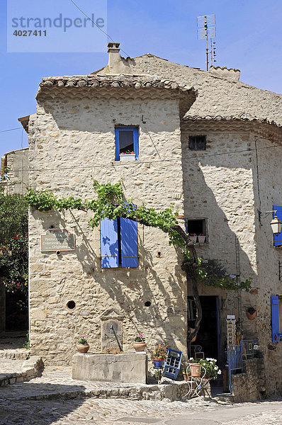 Brunnen und Haus  Vaison-la-Romaine  Vaucluse  Provence-Alpes-Cote d'Azur  Südfrankreich  Europa