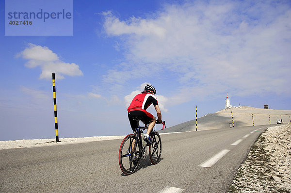 Rennradfahrer auf Straße zum Gipfel des Mont Ventoux  Vaucluse  Provence-Alpes-Cote d'Azur  Südfrankreich  Europa