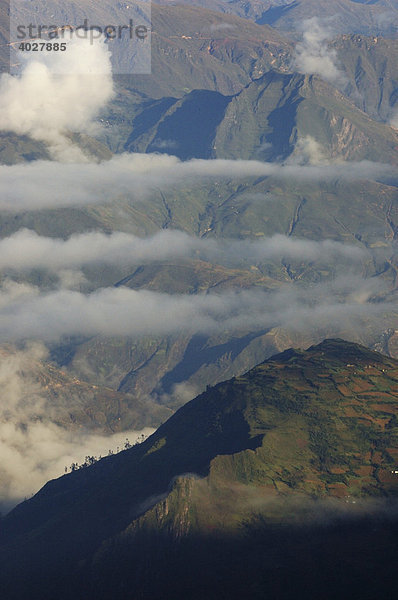 Vorgebirge in den Wolken  von Laguna Chillata aus gesehen  in der Nähe von Berg Illampu  Bolivien  Südamerika