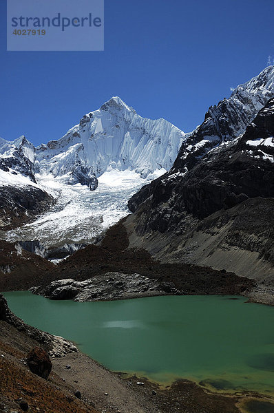 Yerupaja Sur und Laguna Caramarca  Cordillera Huayhuash  Peru  Südamerika