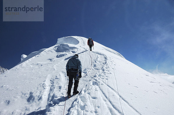 Bergwanderer auf dem Kamm des Pisco Gebirge  18897 ft / 5760 m  Peru  Südamerika