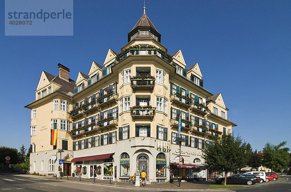 Klassisches Gebäude in Wörthersee-Architektur in Velden am Wörthersee  Kärnten  Österreich  Europa