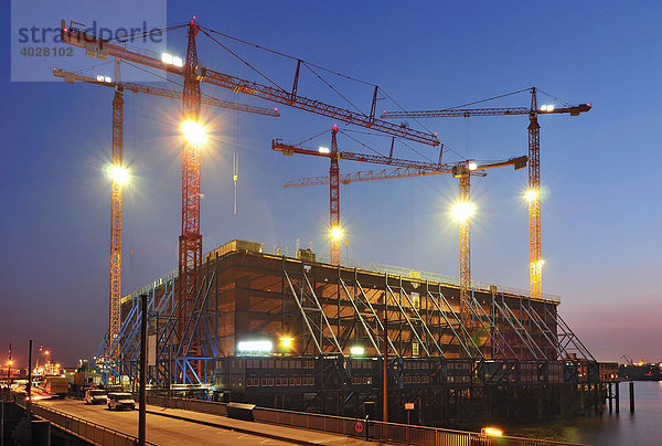 Baustelle der Elbphilharmonie in der Hamburger Hafencity am Abend  Hafen City  Hamburg  Deutschland  Europa