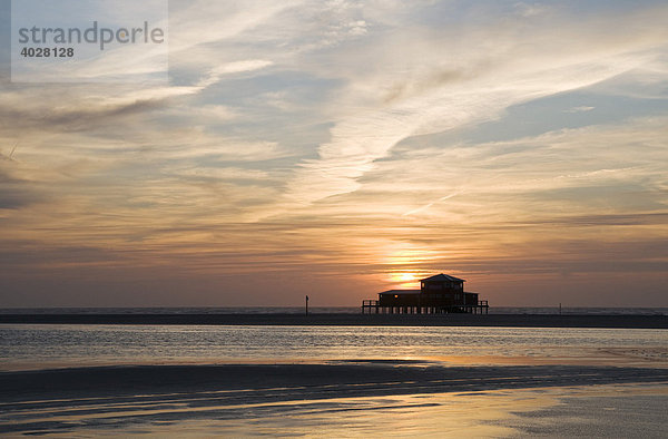 Pfahlbau am Strand von St. Peter-Ording bei Sonnenuntergang  Halbinsel Eiderstedt  Schleswig-Holstein  Deutschland  Europa