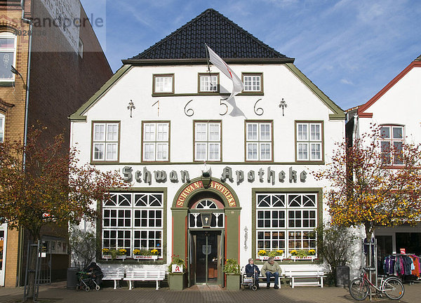 Schwan Apotheke in einem alten Haus von 1656  Altstadt von Husum  Nordfriesland  Schleswig-Holstein  Deutschland  Europa