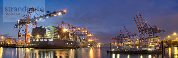 Ein Containerschiff liegt bei Nacht im Hamburger Hafen  Containerterminal Eurokai und Burchardkai  Hamburg  Deutschland  Europa