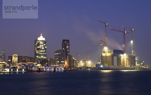 Hochhäuser des Hanseatic Trade Center  HTC und die Baustelle der Elbphilharmonie in der HafenCity  Hafen City  Hamburg  Deutschland  Europa
