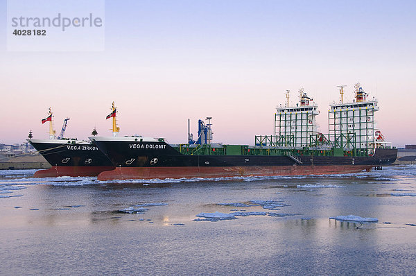 Zwei Containerschiffe liegen auf Reede im Hamburger Hafen  Hamburg  Deutschland  Europa