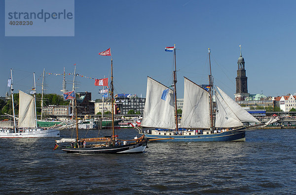 Segelschiffe zum Hafengeburtstag im Hamburger Hafen  Deutschland  Europa