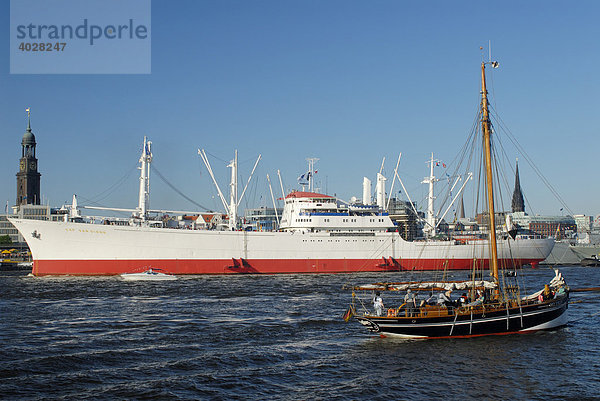 Museumsschiff Cap San Diego auf Fahrt im Hamburger Hafen  Deutschland  Europa