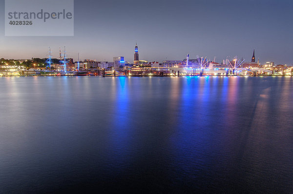 Blau illuminiertes Hafenufer in Hamburg  Deutschland  Europa