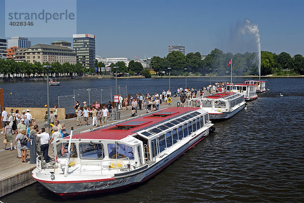 Anleger für die Alsterdampfer auf der Binnenalster in Hamburg  Deutschland  Europa