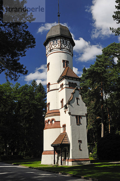 Der historische Wasserturm an der Cordesallee auf dem Ohlsdorfer Friedhof in Hamburg  Deutschland  Europa