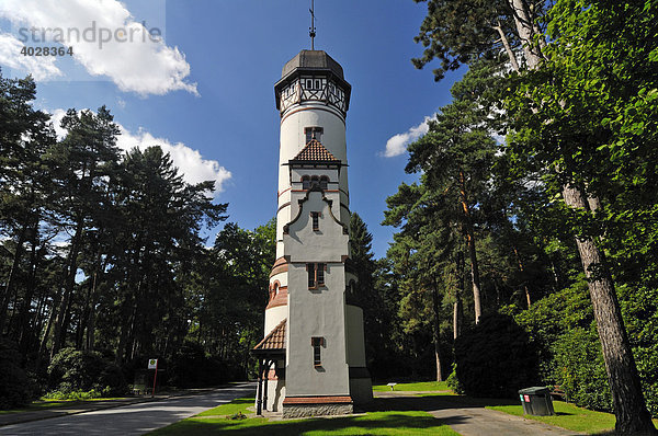 Der historische Wasserturm an der Cordesallee auf dem Ohlsdorfer Friedhof in Hamburg  Deutschland  Europa