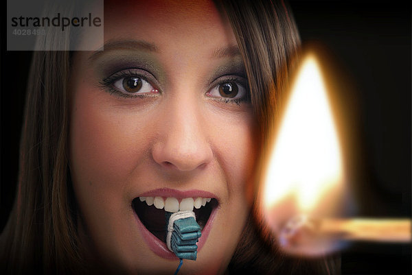 Frau mit Knallfrosch im Mund und brennendes Streichholz  Rauchverbot