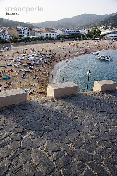 Ausblick über Tossa de Mar von einem mittelalterlichen Dorf aus  Katalonien  Spanien  Europa