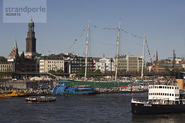 Einlaufparade  Hafengeburtstag 2008  Hafen  Unterelbe  Elbe  Hansestadt Hamburg  Norddeutschland  Deutschland  Europa