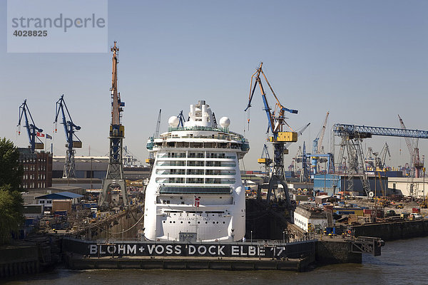 Traumschiff Brilliance of the Sea  Nassau  Trockendock  Werft Blohm und Voss  Schiffsüberholung  Hafen  Hansestadt Hamburg  Norddeutschland  Deutschland  Europa