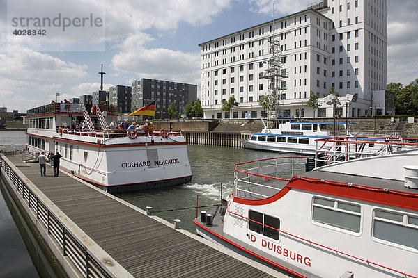 Innenhafen  Kontorhaus  Hafenrundfahrt  Duisburg  Nordrhein-Westfalen  Deutschland  Europa