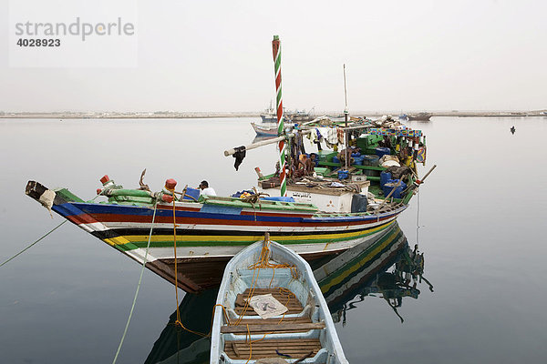 Ein buntes Fischerboot aus dem Yemen  Massawa  Massaua  Rotes Meer  Eritrea  Horn von Afrika  Ostafrika