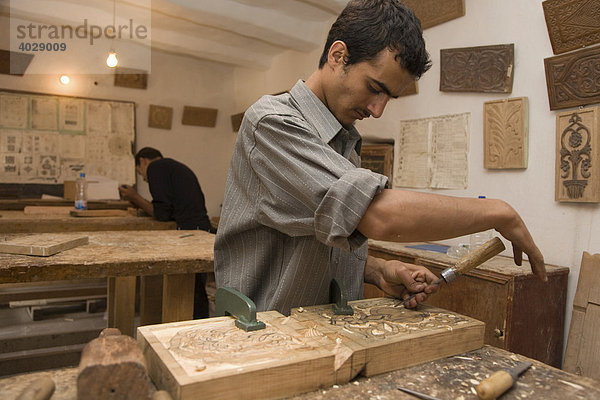 Mann bei der Herstellung von Buchstützen  Nationales Zentrum für Handwerk  Sana´a  Jemen  Naher Osten