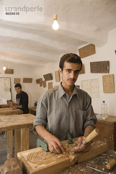 Mann bei der Herstellung von Buchstützen  Nationales Zentrum für Handwerk  Sana´a  Jemen  Naher Osten