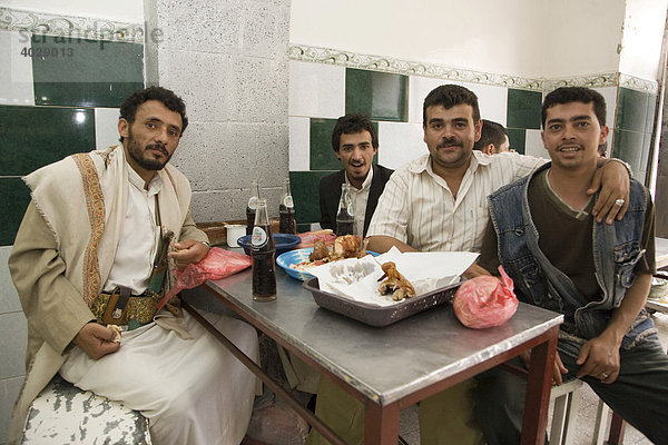Männer beim Besuch im Schnellimbiss  Sana´a  Jemen  Naher Osten