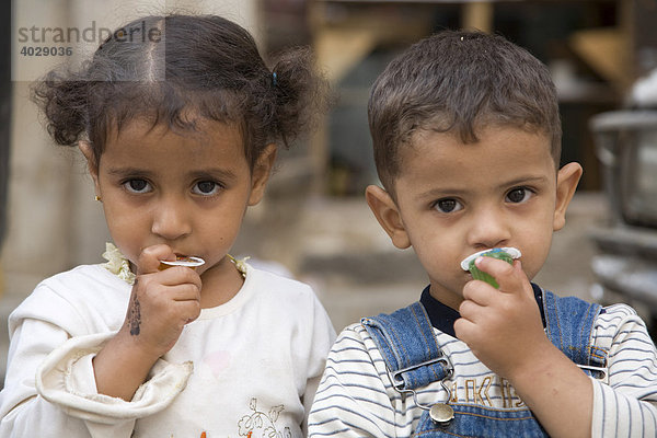 Zwei Kleinkinder  1-5 Jahre  mit Lutscher  Sana'a  Jemen  Naher Osten
