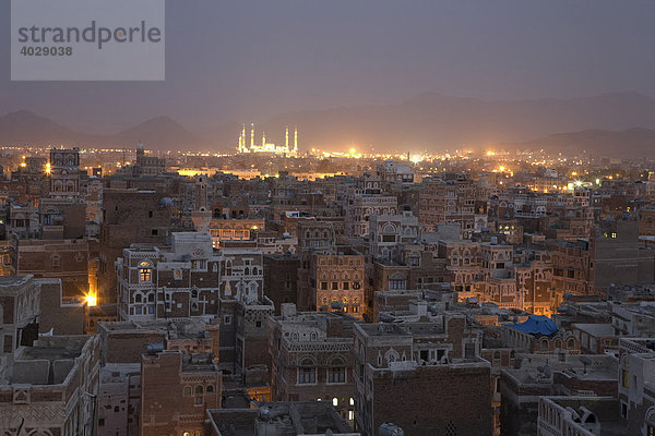 Abenddämmerung  erleuchtete Präsidenten-Moschee  Altstadt  Sana´a  Unesco Weltkulturerbe  Jemen  Naher Osten