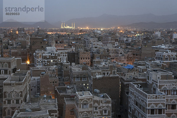 Abenddämmerung  erleuchtete Präsidenten-Moschee  Altstadt  Sana´a  Unesco Weltkulturerbe  Jemen  Naher Osten