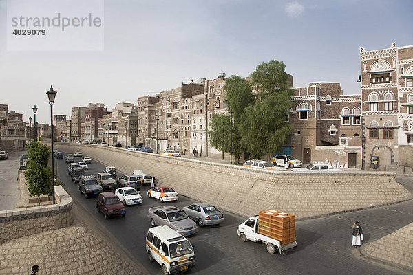 Straßenverkehr  Hauptverkehrsader entlang der Altstadt  Wadi As Sailah  Lehmbauten  Sana'a  Unesco Weltkulturerbe  Jemen  Naher Osten