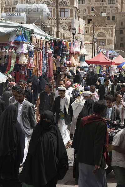 Textilbazar  Verkauf von Kleidung  Suq  Markt  Altstadt  Sana'a  Jemen  Naher Osten