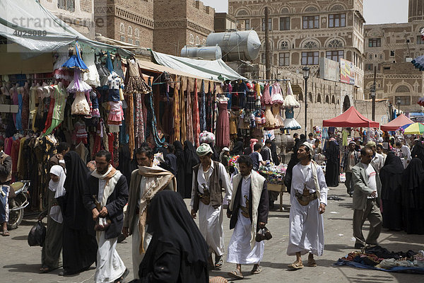 Textilbazar  Verkauf von Kleidung  Suq  Markt  Altstadt  Unesco Weltkulturerbe  Sana'a  Jemen  Naher Osten