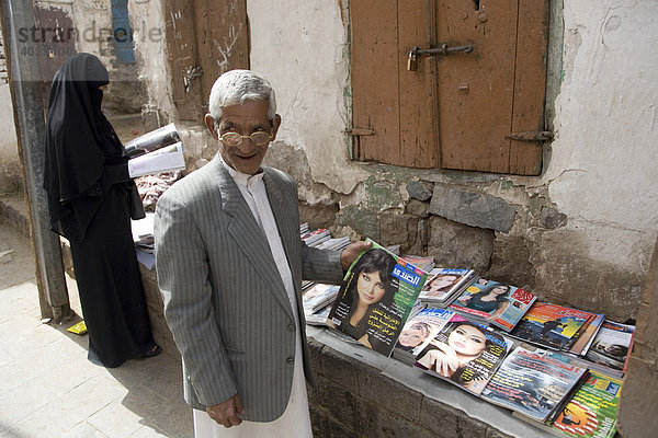 Verkauf von Zeitschriften  Suq  Markt  Altstadt  Sana'a  Jemen  Naher Osten