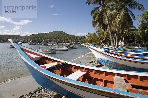 Fischerboote am Strand von Pampatar  Isla Margarita  Karibik  Venezuela  Südamerika