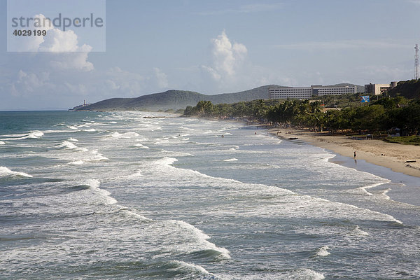 Die lange Brandung am Strand Playa Guacuco  Isla Margarita  Karibik  Venezuela  Südamerika