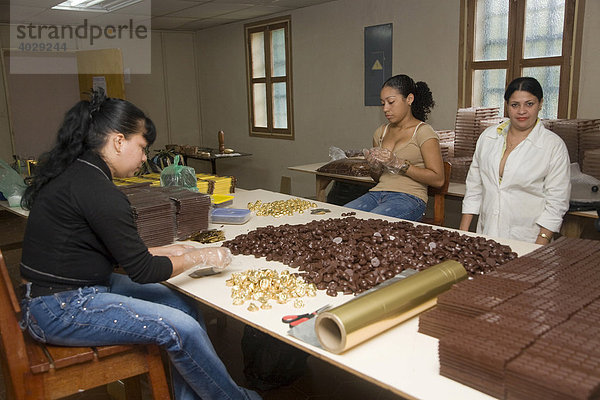 Frauen beim Einwickeln von Pralinen und Schokoladen  Hacienda Bukare  Kakaoanbau und -verarbeitung  Chacaracual  Rio Caribe  Sucre  Venezuela  Südamerika