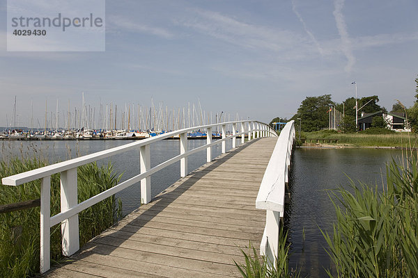 Holzbrücke zum Segelhafen  Glücksburg  Ostsee  Schleswig-Holstein  Norddeutschland  Deutschland