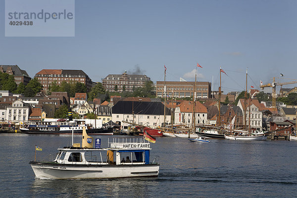 Die kleine Hafenfähre pendelt zwischen dem West- und Ostufer auf der Innenförde  Flensburg  Schleswig-Holstein  Deutschland  Europa