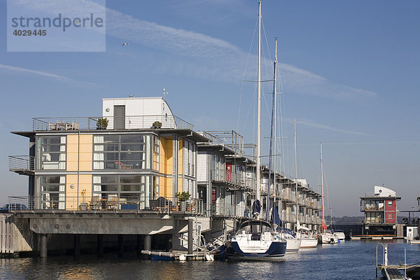 Wasserhäuser säumen die moderne Marina in der Flensbuger Innenförde  Sonwik  Flensburg  Norddeutschland  Deutschland  Europa