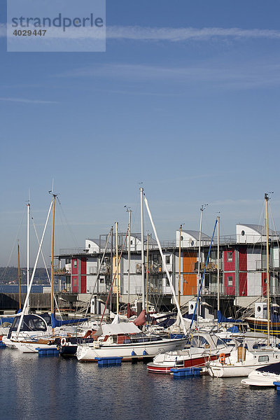 Segelboote  Wasserhäuser  säumen die moderne Marina in der Flensbuger Innenförde  Sonwik  Flensburg  Norddeutschland  Deutschland  Europa