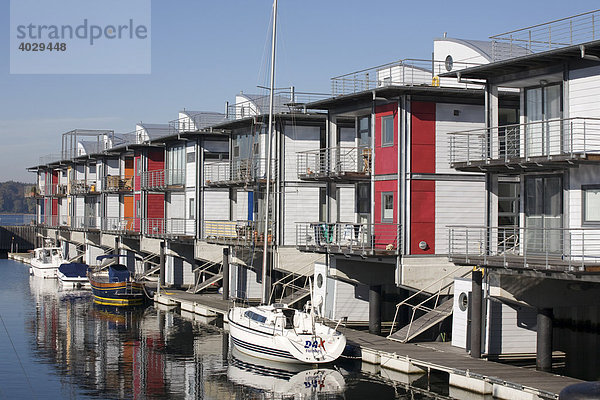 Segelboote  Wasserhäuser  säumen die moderne Marina in der Flensbuger Innenförde  Sonwik  Flensburg  Norddeutschland  Deutschland  Europa