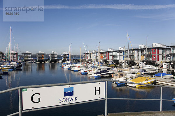 Segelboote  Wasserhäuser  säumen die moderne Marina in der Flensbuger Innenförde  Sonwik  Flensburg  Norddeutschland  Deutschland  Europa