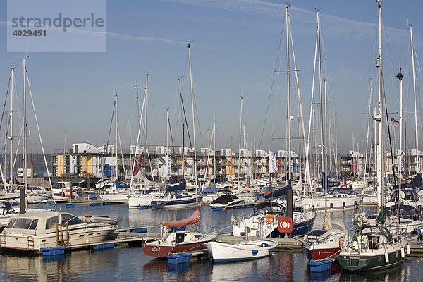 Segelboote  Wasserhäuser  säumen die moderne Marina in der Flensbuger Innenförde  Sonwik  Flensburg  Norddeutschland  Deutschland  Europa