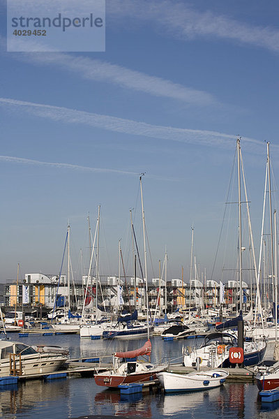 Segelboote  Wasserhäuser  säumen die moderne Marina in der Flensbuger Innenförde  Sonwik  Flensburg  Norddeutschland  Deutschland  Europa