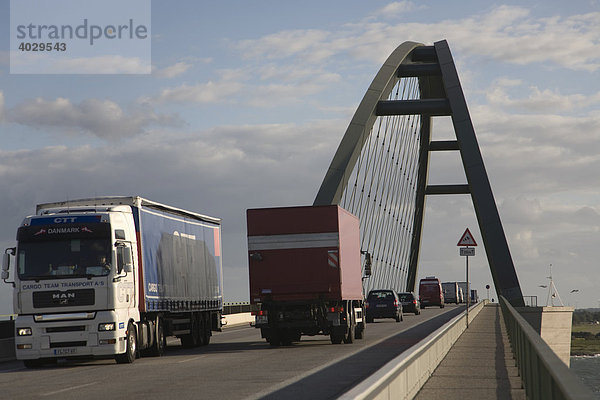 Brücke über den Fehmarnsund  LKW Verkehr  Schleswig-Holstein  Deutschland  Europa