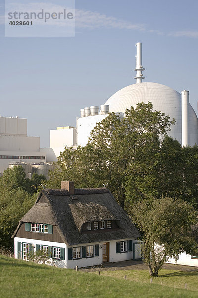 Wohnen am Kernkraftwerk KKW Brokdorf  Elbe  Schleswig-Holstein  Deutschland  Europa