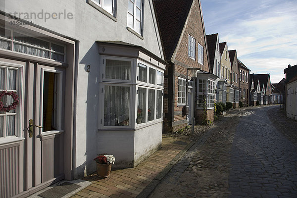 Straße mit Kopfsteinpflaster und Häuser mit Erkern in der historischen Altstadt von Tondern  Jütland  Dänemark  Nordeuropa